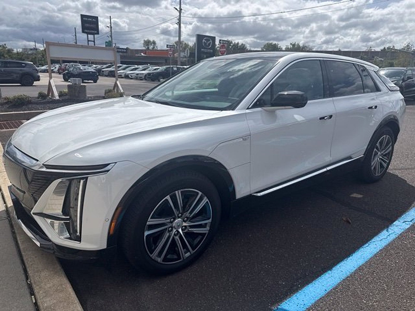 2024 Cadillac LYRIQ Luxury 1