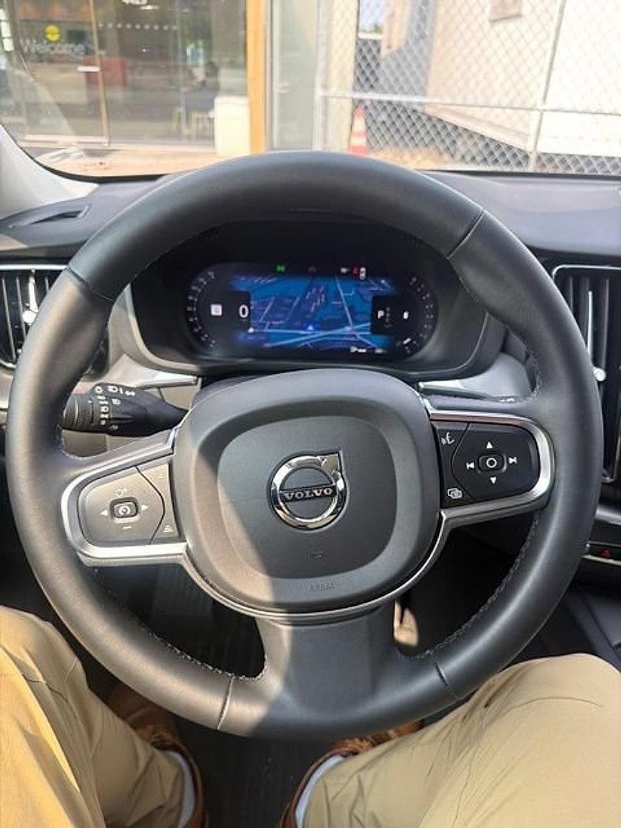 2024 Volvo XC60 B5 AWD Core Dark Theme