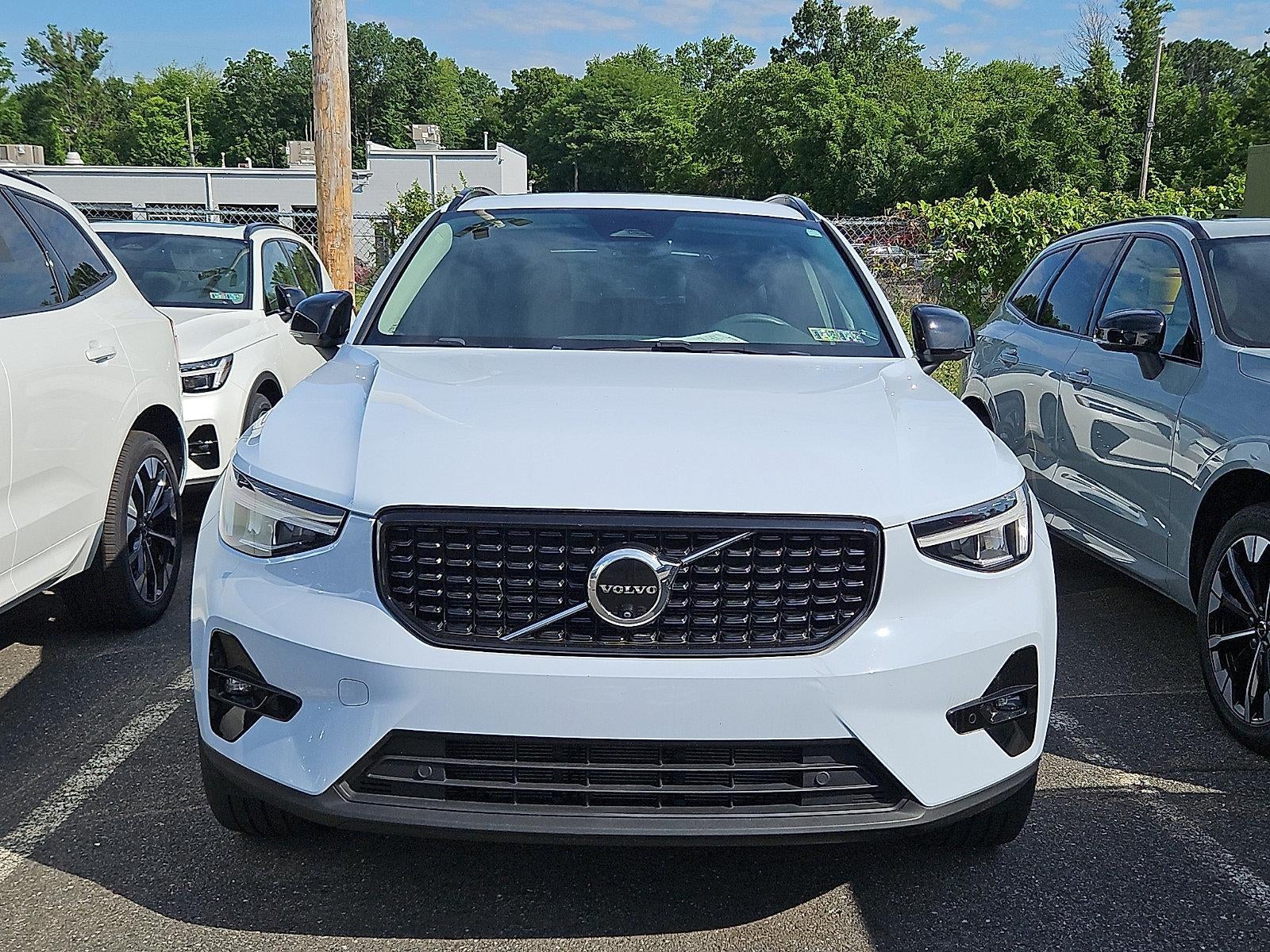 2024 Volvo XC40 B5 AWD Plus Dark Theme