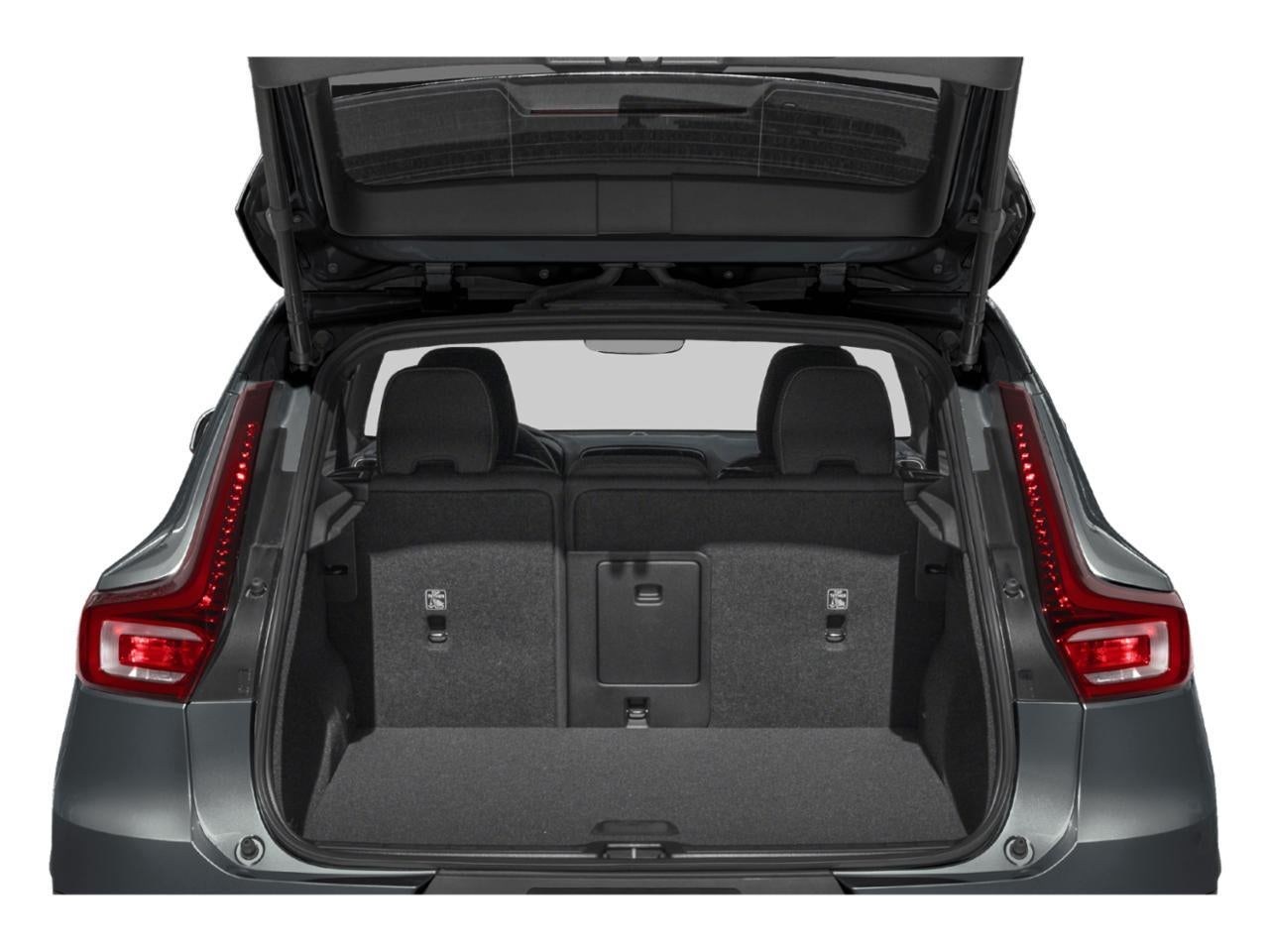 2024 Volvo XC40 B5 AWD Plus Dark Theme