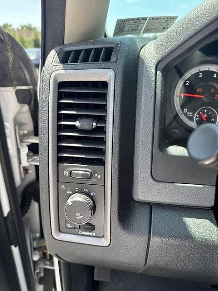 2015 RAM 1500 4WD Crew Cab 5.7 Ft Box Express